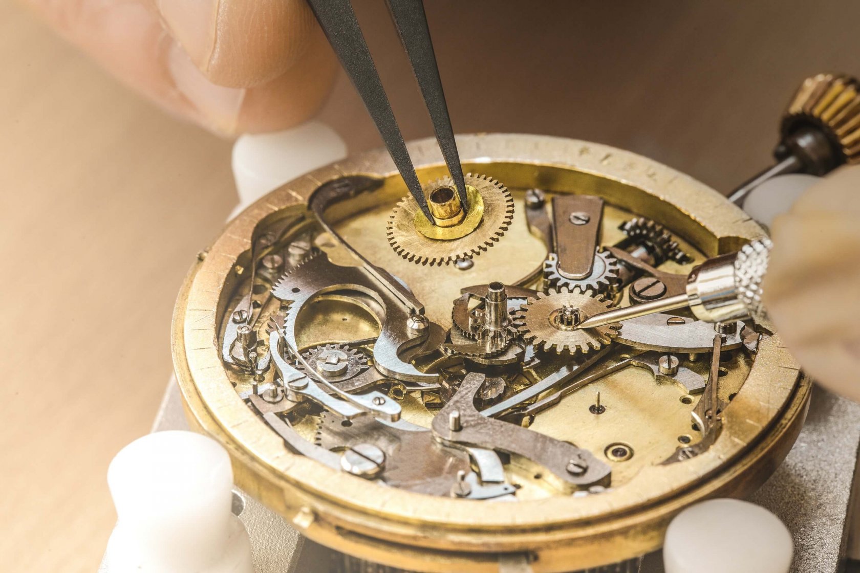 Фирма занимается ремонтом часов приобретение комплектующих. Механические часы. Наручные часы механизм. Швейцарские часы механизм. Часовой мастер.